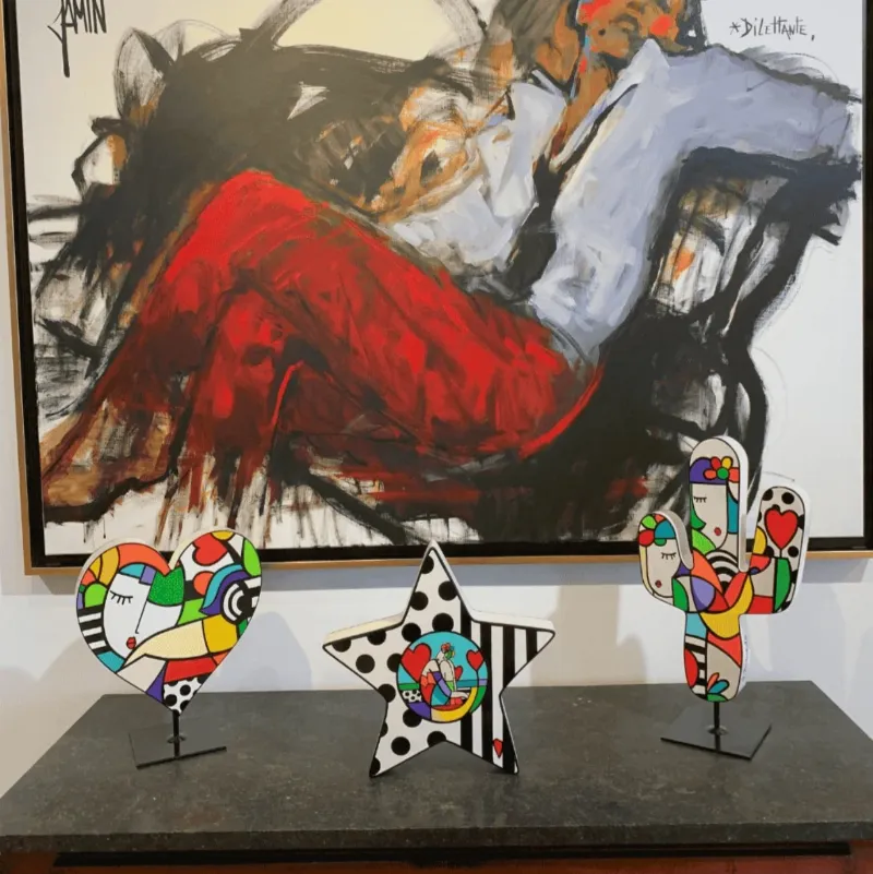 Œuvre d’art tactile moderne et contemporaine installée dans un salon élégant